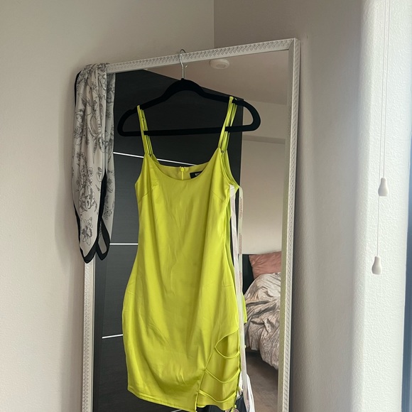 Neon yellow Missguided going out dress - Picture 4 of 4
